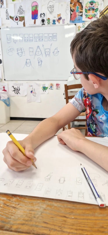 Allievo che studia espressioni e personaggi